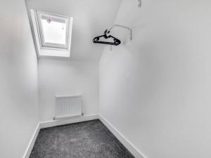 ein weißes Zimmer mit Licht und Fenster in der Unterkunft Sunset View Apartment in Skinningrove by Bevilla in Skinningrove