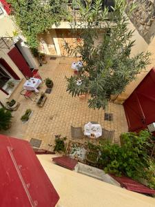 an overhead view of a courtyard with tables and plants at Instant en Provence in Eyragues