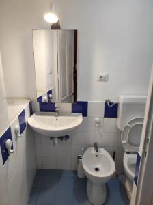 La salle de bains est pourvue d'un lavabo, de toilettes et d'un miroir. dans l'établissement Casa Giannina, à Palerme