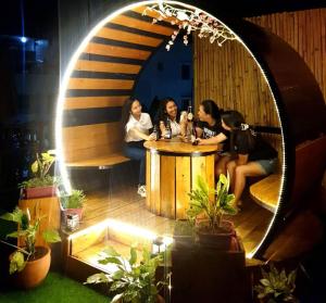 un grupo de mujeres sentadas alrededor de una mesa en una habitación en CiNta Hotel en Boracay