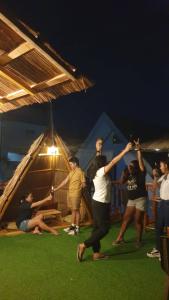 長灘島的住宿－CiNta Hotel，一群人晚上站在帐篷周围