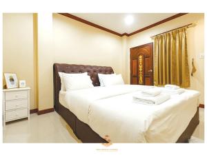 1 dormitorio con 1 cama grande y 2 toallas. en The Crystal Ranong No101, en Ban Lum Than