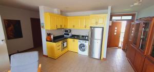 Kuchyň nebo kuchyňský kout v ubytování Seaview Condo B63