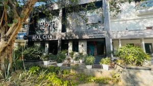 Saltstayz Malcha - Chanakyapuri في نيودلهي: مبنى أمامه نباتات الفخار