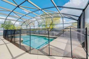 MinneolaSpacious Home - Heated LED Pool & Ping Pong的一个带玻璃屋顶的游泳池