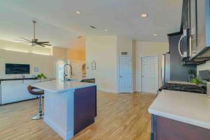 Spacious Home - Heated LED Pool & Ping Pong的厨房或小厨房