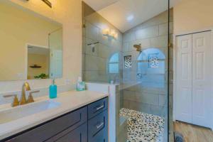 Spacious Home - Heated LED Pool & Ping Pong的一间浴室