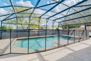 Spacious Home - Heated LED Pool & Ping Pong内部或周边的泳池