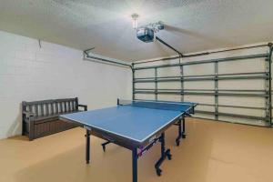 Spacious Home - Heated LED Pool & Ping Pong内部或周边的乒乓球设施
