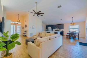 Spacious Home - Heated LED Pool & Ping Pong的休息区
