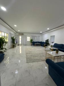 uma grande sala com um átrio com sofás e mesas em Falaj Hub Retreat em Umm Al Quwain