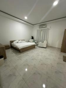 um quarto grande com uma cama e um sofá em Falaj Hub Retreat em Umm Al Quwain