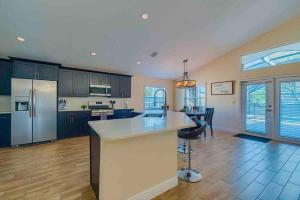 Spacious Home - Heated LED Pool & Ping Pong的厨房或小厨房