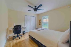 Spacious Home - Heated LED Pool & Ping Pong客房内的一张或多张床位