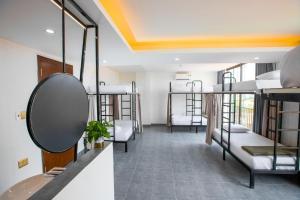 Zimmer mit 4 Etagenbetten und einem Spiegel in der Unterkunft Clover Home Đồng Hới in Dong Hoi