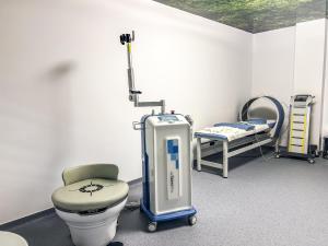 ママイアにあるHotel & MedSpa Siretのトイレとベッドが備わる病室です。