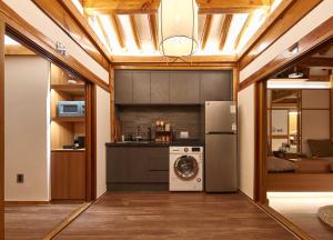 Kjøkken eller kjøkkenkrok på Luxury hanok with private bathtub - SN03