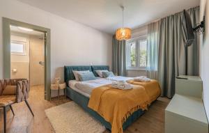 - une chambre avec un lit, une chaise et une fenêtre dans l'établissement NEW Villa Green Forest with wellness and outdoor salty pool, à Hum