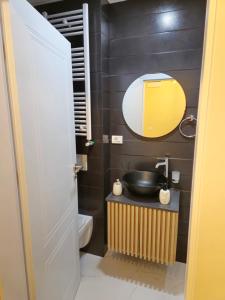 a bathroom with a sink and a mirror at Bizi House Accommodation 2 in Drobeta-Turnu Severin
