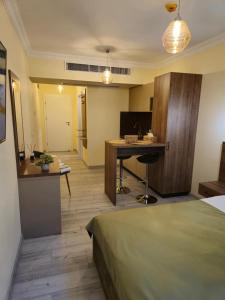 Habitación de hotel con cama, escritorio y mesa. en Bizi House Accommodation 2, en Drobeta-Turnu Severin