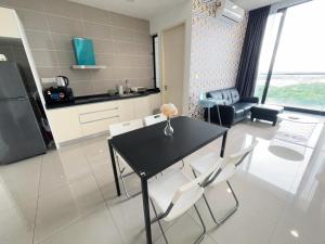 cocina y sala de estar con mesa negra y sillas en Legoland/GleneaglesWalk5min2R2B [Peace Bunny], en Nusajaya