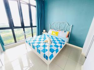 Un dormitorio azul con una cama con un osito de peluche. en Legoland/GleneaglesWalk5min2R2B [Peace Bunny], en Nusajaya