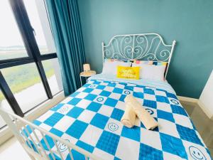 1 dormitorio con cama blanca y azul a cuadros en Legoland/GleneaglesWalk5min2R2B [Peace Bunny], en Nusajaya