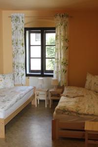 Postel nebo postele na pokoji v ubytování Penzion U Brány