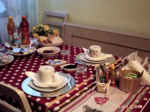グランドラ・エドゥニーティにあるB&B Casa Del Soleの赤白水玉布付テーブル