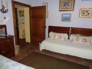 グランドラ・エドゥニーティにあるB&B Casa Del Soleのベッドルーム1室(ベッド2台、木製ヘッドボード付)