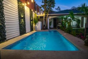 una piscina en el patio trasero de una casa en Casa Nella, en Tamarindo