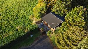 eine Aussicht auf ein Haus mit schwarzem Dach in der Unterkunft Drumlin View Cabin 21c Deerpark Road in Ardkeen