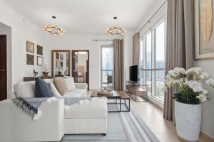 Гостиная зона в Class Home-Stunning 1BR Apartment with full Burj Khalifa View-5min walk to Dubai Mall