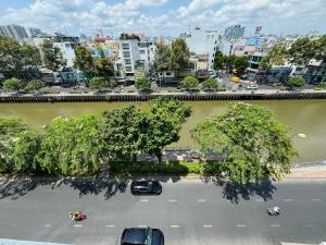 un parcheggio con auto e alberi in città di DLux Saigon Condo ad Ho Chi Minh