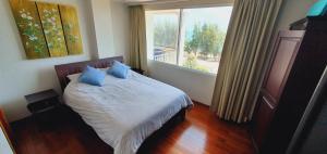 Postel nebo postele na pokoji v ubytování Seaview Condo B63