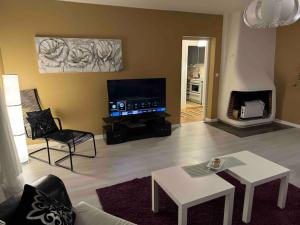 Ljungaverk的住宿－Ljungaverk fin lägenhet 90 m² 5.，客厅配有电视、沙发和桌子
