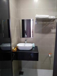 uma casa de banho com um lavatório e um espelho em BLUE SEA Motel em Thăng Bình