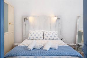Un dormitorio con una cama con dos toallas encima. en Aggelikis Traditional Cave House, en Mesariá