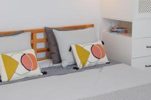 Ένα ή περισσότερα κρεβάτια σε δωμάτιο στο Casa Pomelo, Frigiliana Luxury center townhouse with pool and parking HansOnHoliday Rentals +35 φωτογραφίες