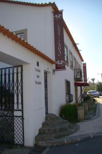 een wit gebouw met een bord aan de zijkant bij Casas Do Zagão - Turismo Rural in Carregal do Sal