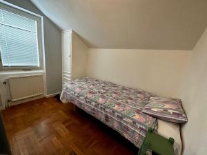 A bed or beds in a room at Mysig Takvåning med takfönster