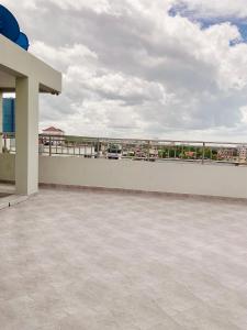 - Balcón con vistas a un edificio en Luxurious haven retreat en Dar es Salaam
