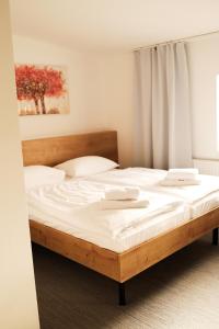 ein Bett mit weißer Bettwäsche und Kissen darauf in der Unterkunft Golden Golem hotel & Spa in Prag