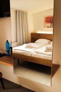 - un miroir réfléchissant le lit dans la chambre dans l'établissement Golden Golem hotel & Spa, à Prague