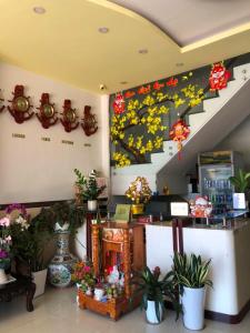 una floristería con una gran pintura en la pared en Nam Dương 2 Hotel en Phan Rang
