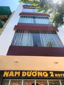 ein hohes Gebäude mit einem Schild davor in der Unterkunft Nam Dương 2 Hotel in Phan Rang