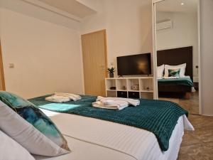 1 Schlafzimmer mit 2 Betten und einem Flachbild-TV in der Unterkunft Holiday Home near Trogir in Kaštel Štafilić