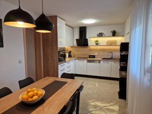 Kuchyň nebo kuchyňský kout v ubytování Holiday Home near Trogir