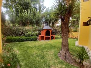 Condo located just 4 blocks from the main square外面的花园