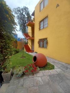 Condo located just 4 blocks from the main square外面的花园